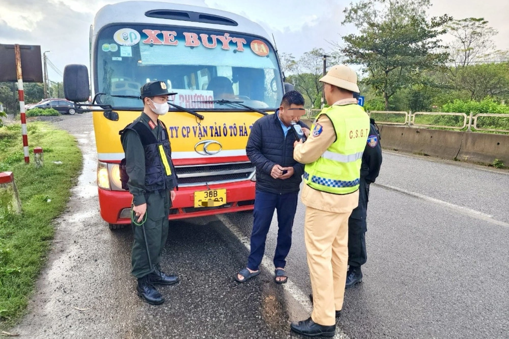 Tài xế xe buýt vi phạm nồng độ cồn, chạy quá tốc độ - 1 Tài xế xe buýt vi phạm nồng độ cồn, chạy quá tốc độ - 1