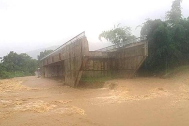 Người dân ngao ngán với cây cầu "quái dị" tại Hoà Bình!