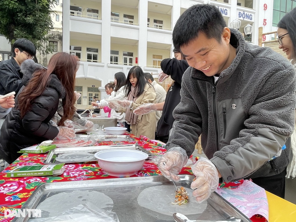 Sinh viên quốc tế gói bánh chưng, làm nem, trải nghiệm Tết Nguyên đán - 2