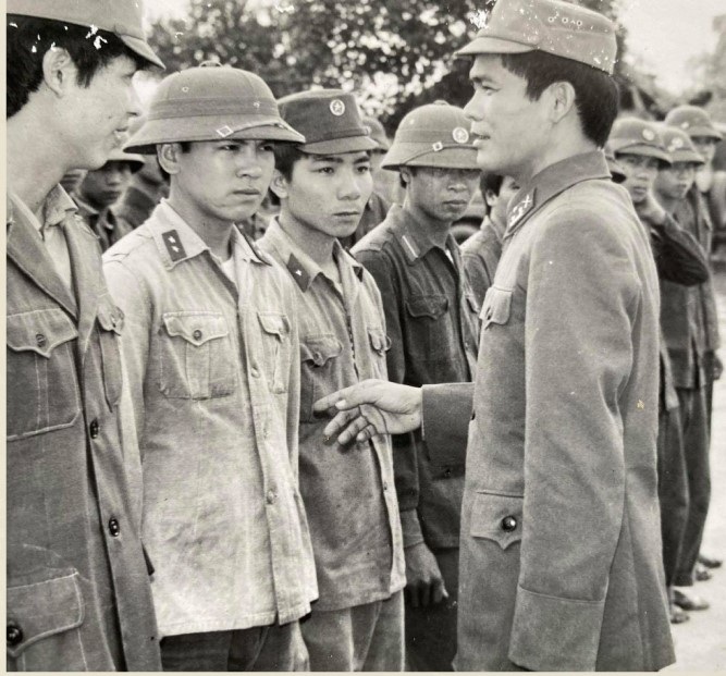 Vị tướng tài ba kể chuyện lấy được vợ nhờ chiếc dép đứt quai ở ga Hàng Cỏ - 2 Vị tướng tài ba kể chuyện lấy được vợ nhờ chiếc dép đứt quai ở ga Hàng Cỏ - 2