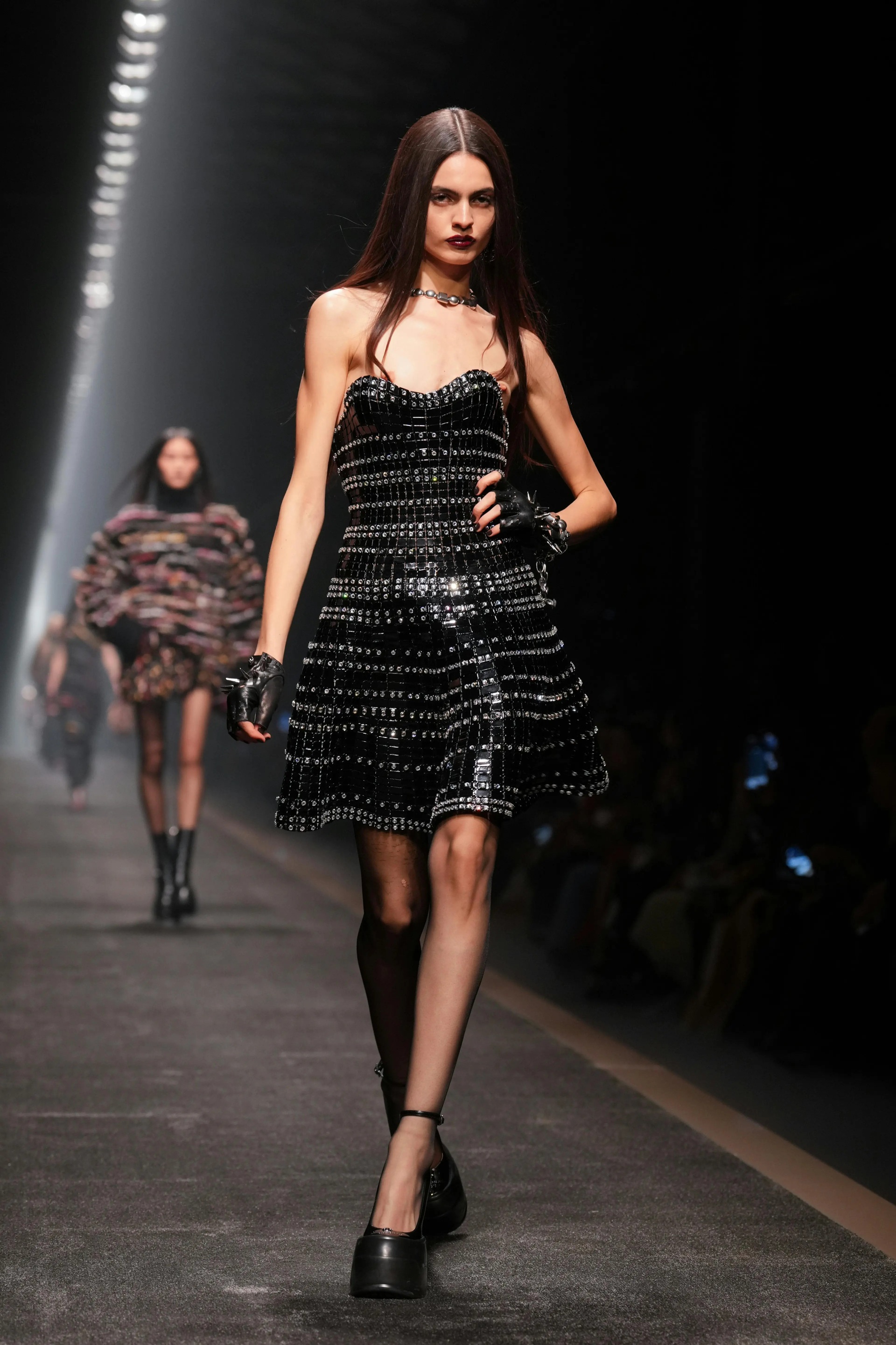 Mỹ nam Hàn Quốc tẩy tóc cá tính, gây náo loạn tại show Versace - 19 Mỹ nam Hàn Quốc tẩy tóc cá tính, gây náo loạn tại show Versace - 19