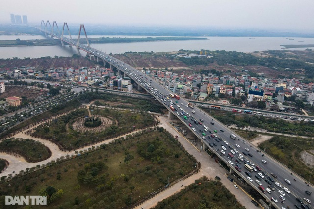 Hàng nghìn ôtô chôn chân tại cầu Nhật Tân ngày cuối kỳ nghỉ lễ - 5 Hàng nghìn ôtô chôn chân tại cầu Nhật Tân ngày cuối kỳ nghỉ lễ - 5