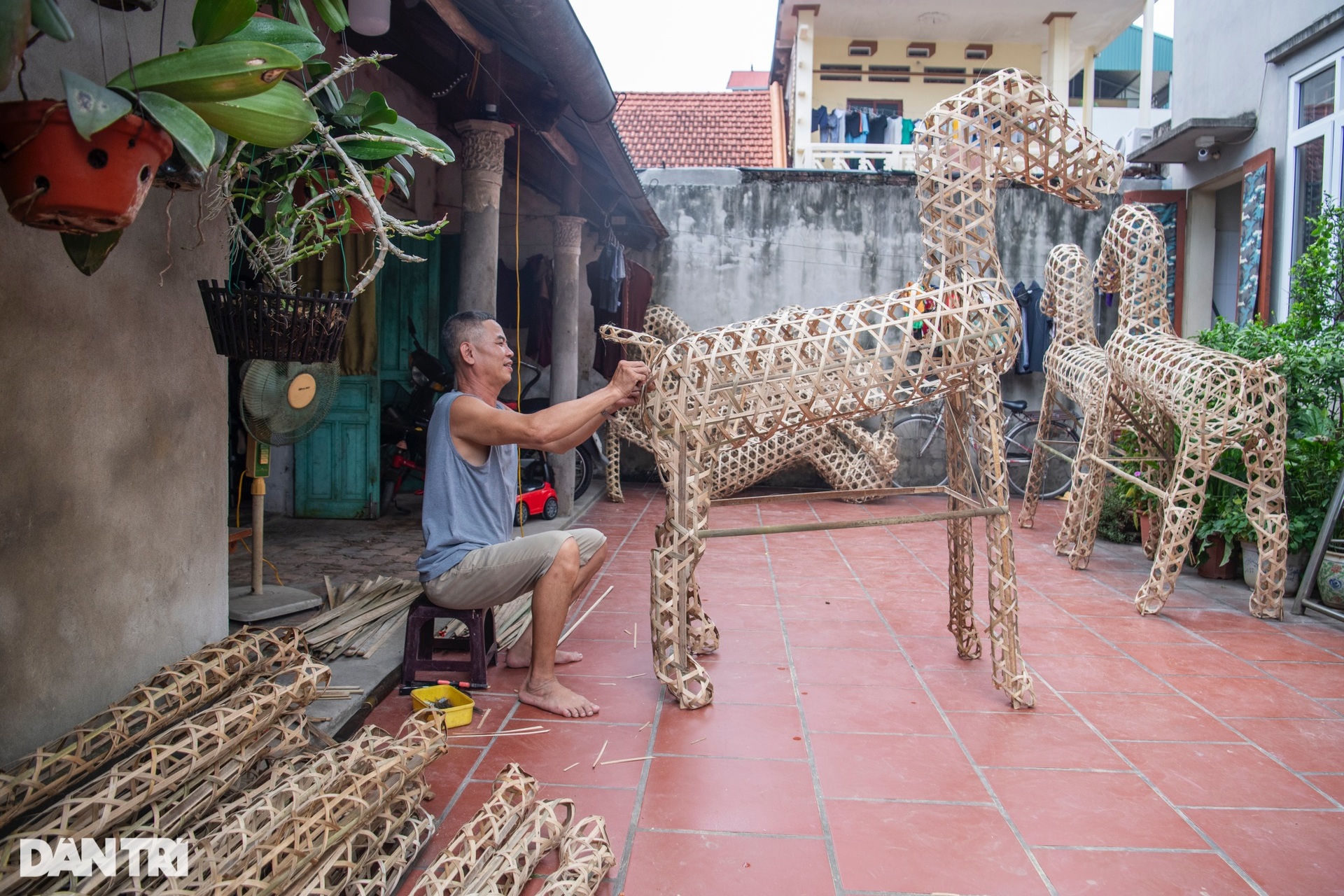 Ngôi làng chuyên sản xuất ngựa giấy, đồ phục vụ cõi âm ở Hà Nội - 2 Ngôi làng chuyên sản xuất ngựa giấy, đồ phục vụ cõi âm ở Hà Nội - 2