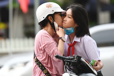 "Con chúc mẹ kiếm được nhiều tiền"