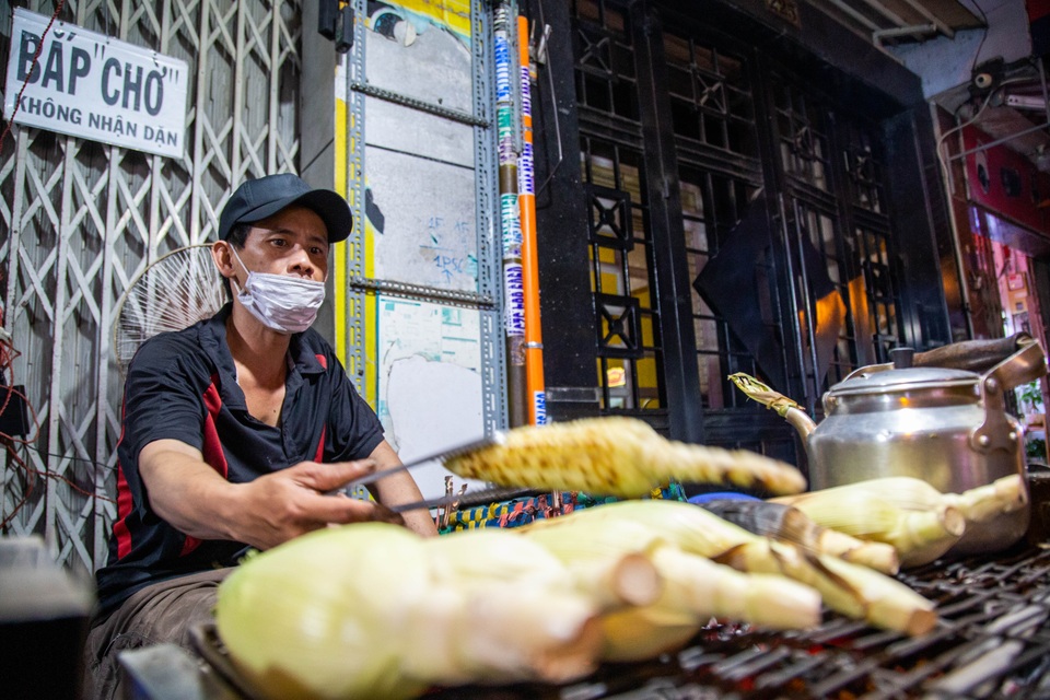 Tranh thủ bán bắp buổi tối, vợ chồng trẻ kiếm thêm 20 triệu đồng/tháng - 5 Tranh thủ bán bắp buổi tối, vợ chồng trẻ kiếm thêm 20 triệu đồng/tháng - 5