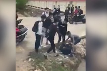 Xôn xao clip nam sinh lớp 12 bị hành hung thô bạo trước cổng trường