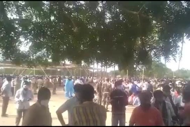 Vi phạm giãn cách, hàng nghìn người Ấn Độ đổ xô nhận "thuốc thần" Covid-19