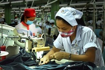 Lương tối thiểu tăng nhanh, sa thải nữ lao động trên 35 tuổi và trả lương theo năng lực...