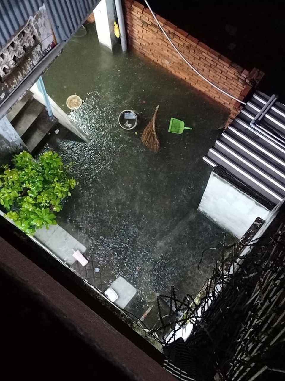 Mưa tối trời, Sài Gòn ngập nặng, kẹt xe đến tận nửa đêm - 10 Mưa tối trời, Sài Gòn ngập nặng, kẹt xe đến tận nửa đêm - 10