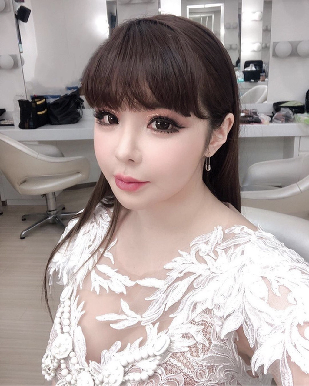 Ngoại hình ngày càng khác lạ của búp bê sống đình đám Park Bom - 7 Ngoại hình ngày càng khác lạ của búp bê sống đình đám Park Bom - 7