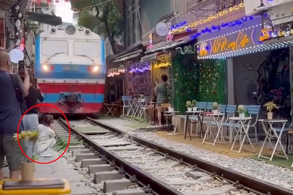Vụ nữ du khách bị tàu hất điện thoại ở Hà Nội: Phạt chủ quán cà phê - 1