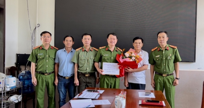 Lãnh đạo Công an tỉnh Thừa Thiên Huế thưởng nóng cho Công an thị xã Hương Thuỷ vì đã nhanh chóng bắt được hung thủ gây án