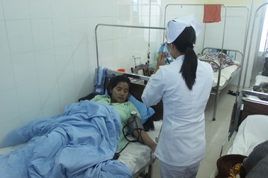 Hàng chục người bị ngộ độc thực phẩm nghi do bánh mì