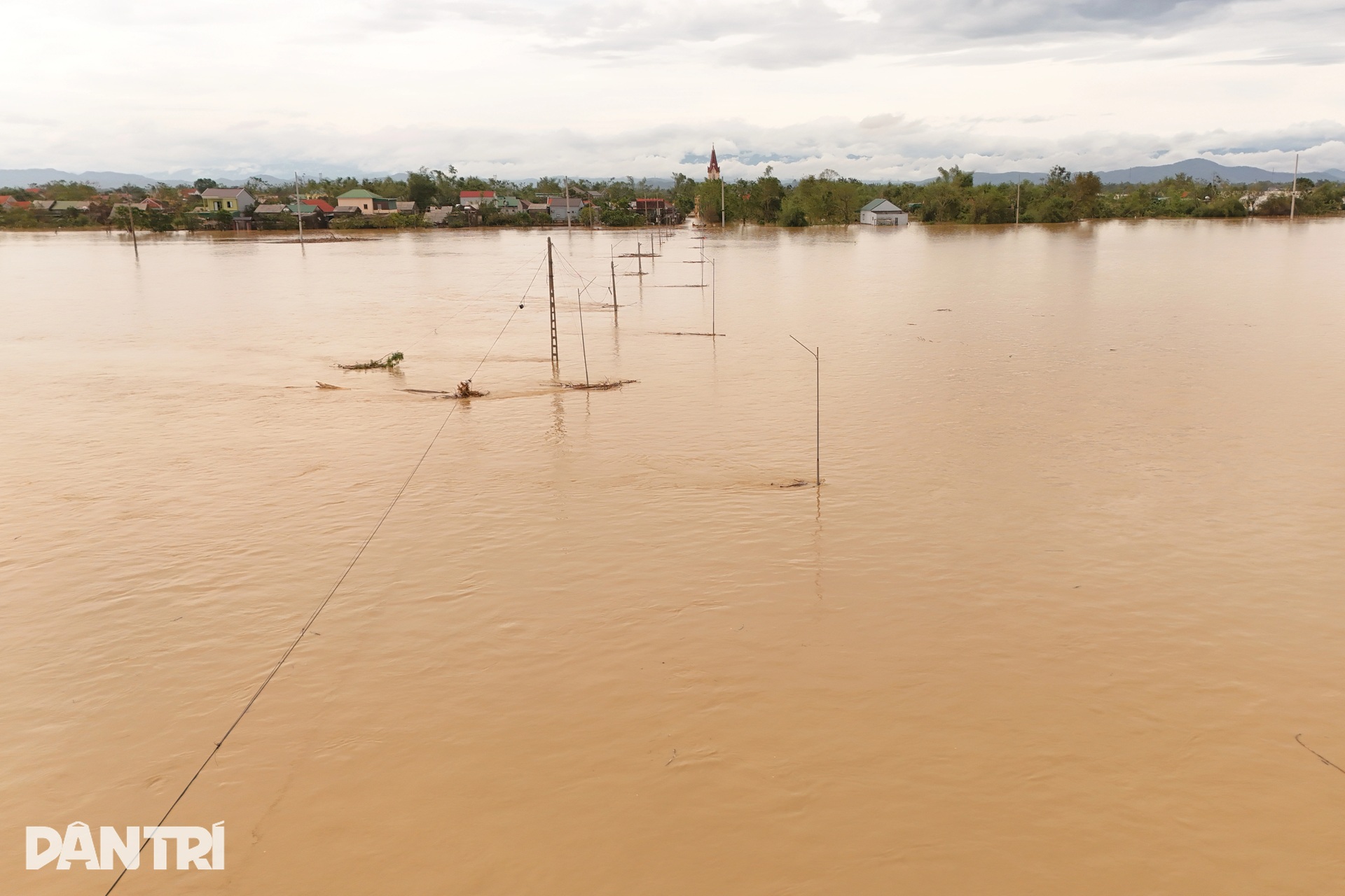 Hàng nghìn hộ dân ở Thanh Hóa, Nghệ An ngập trong biển nước - 10 Hàng nghìn hộ dân ở Thanh Hóa, Nghệ An ngập trong biển nước - 10