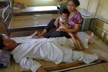 Bố đau, mẹ khóc, con lại nhoẻn miệng cười