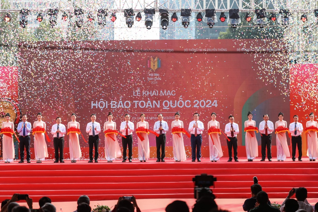 Tiếng trống khai mạc Hội Báo toàn quốc 2024 vang lên trên đại lộ Lê Lợi - 2 Tiếng trống khai mạc Hội Báo toàn quốc 2024 vang lên trên đại lộ Lê Lợi - 2