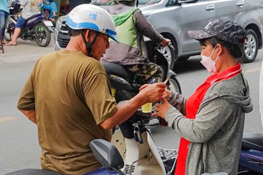 Kiếm bạc triệu mỗi ngày nhờ nắng nóng thiêu đốt ở TPHCM