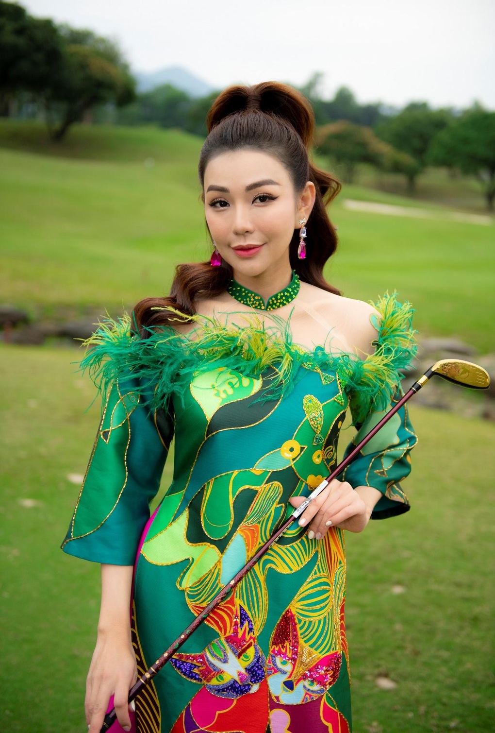 MC Nguyễn Hải Anh rực rỡ trên sân golf với bộ ảnh áo dài đón tết cổ truyền - 1 MC Nguyễn Hải Anh rực rỡ trên sân golf với bộ ảnh áo dài đón tết cổ truyền - 1