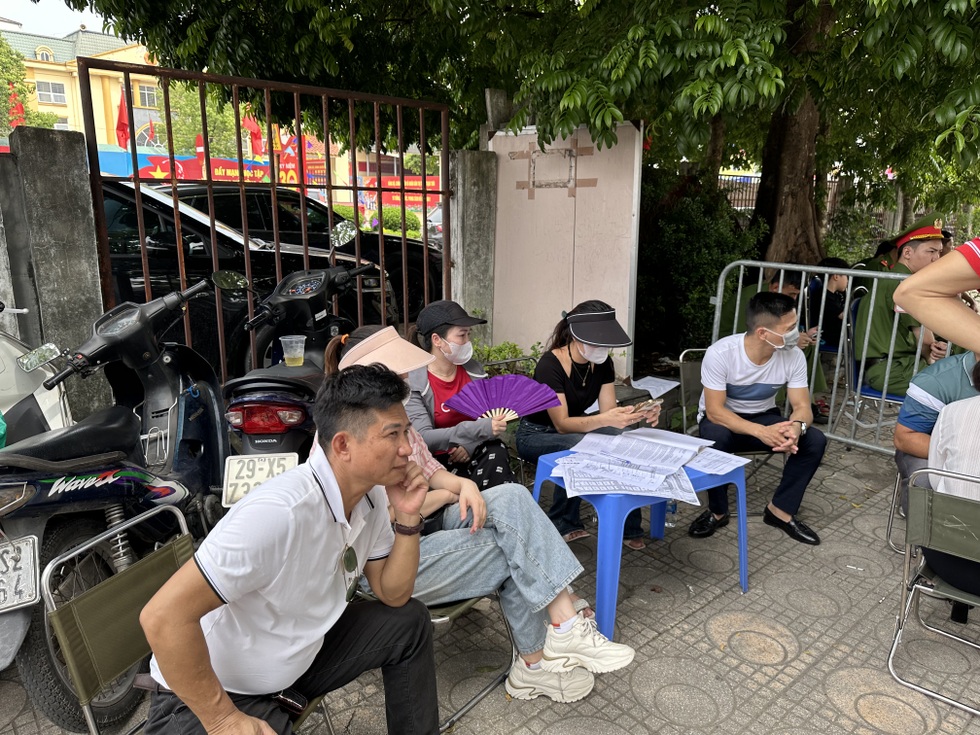 Sốt đất ảo: Đấu giá xong là lướt sóng, người dân kẹt giữa cuộc chơi méo mó - 2 Sốt đất ảo: Đấu giá xong là lướt sóng, người dân kẹt giữa cuộc chơi méo mó - 2