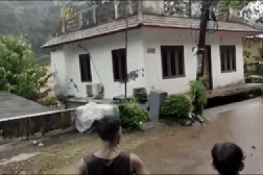 Khoảnh khắc lũ cuốn trôi nhà trong chớp mắt ở Ấn Độ