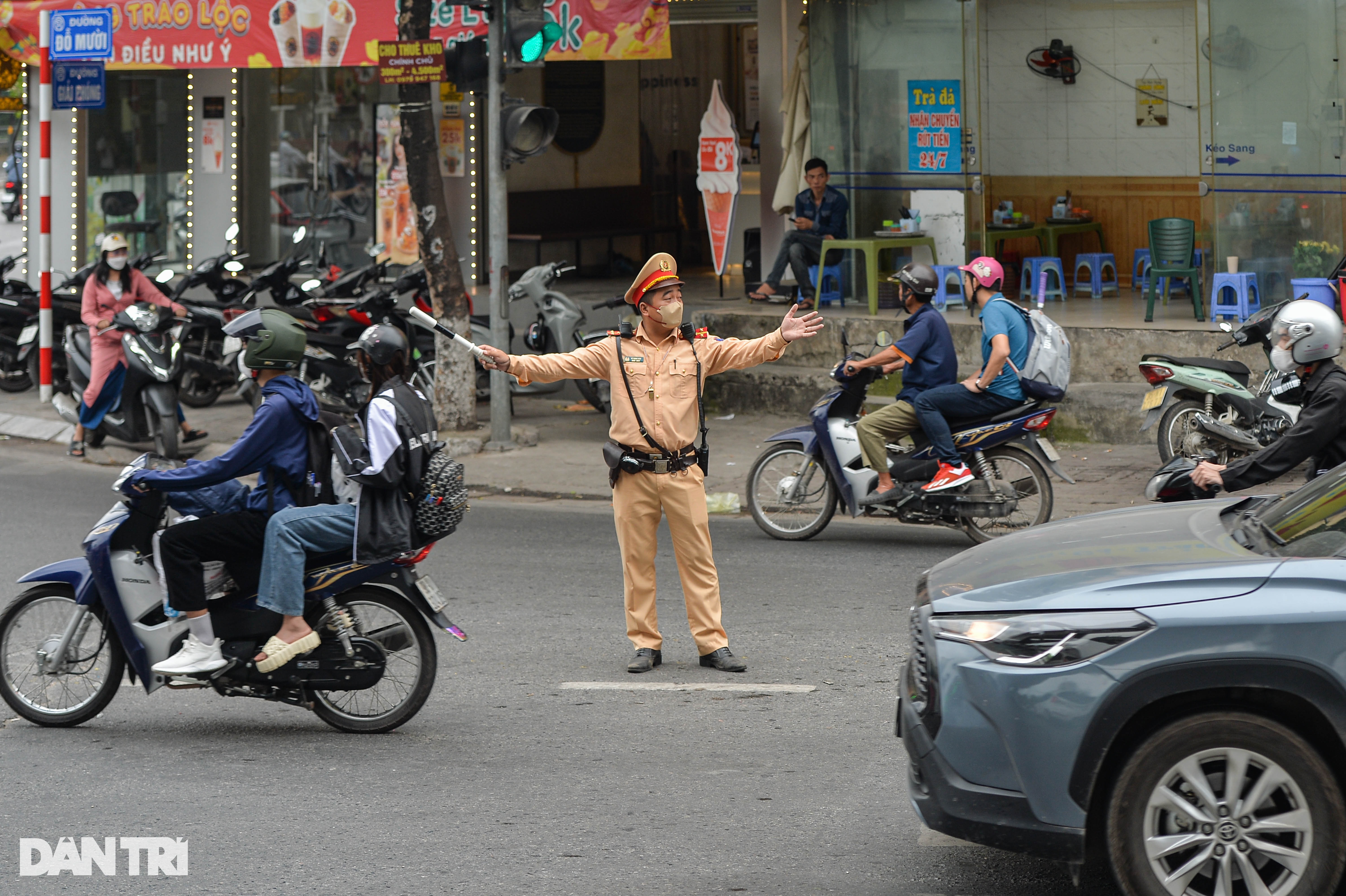 Người lao động miệt mài mưu sinh ở Hà Nội, quên ngày Quốc tế của mình - 8