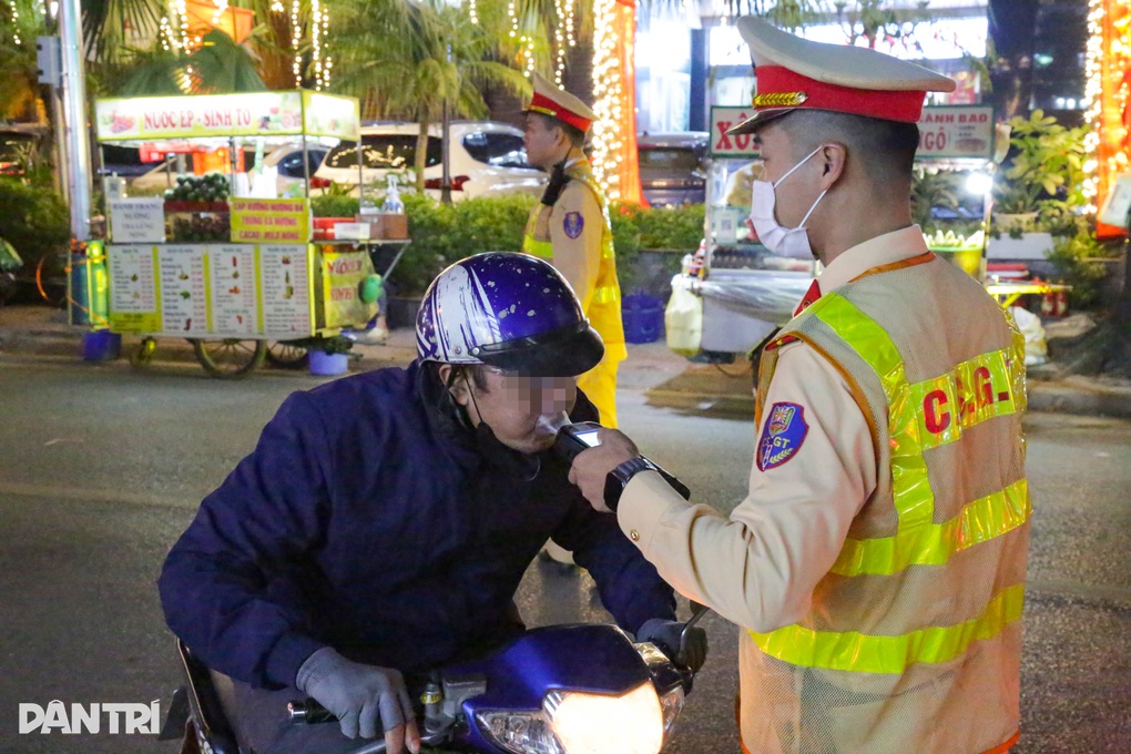 Một đêm, CSGT phát hiện hơn 1.800 tài xế vi phạm nồng độ cồn - 1