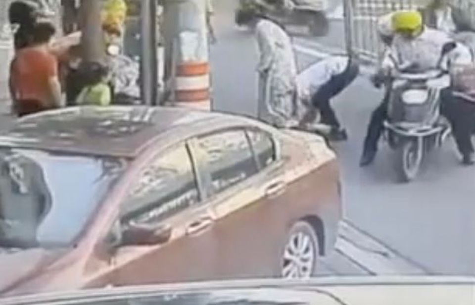 Đang đi bộ, đẻ rớt con xuống đường - 2 Đang đi bộ, đẻ rớt con xuống đường - 2