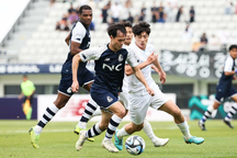 Vì sao Văn Toàn thành công hơn Quang Hải khi xuất ngoại?