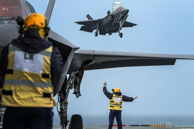 Anh huấn luyện phi công quân sự Ukraine