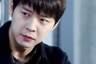 “Hoàng tử gác mái” Park Yoochun bị cảnh sát khám xét nhà riêng