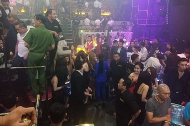 100 cảnh sát bao vây quán bar ở trung tâm Sài Gòn