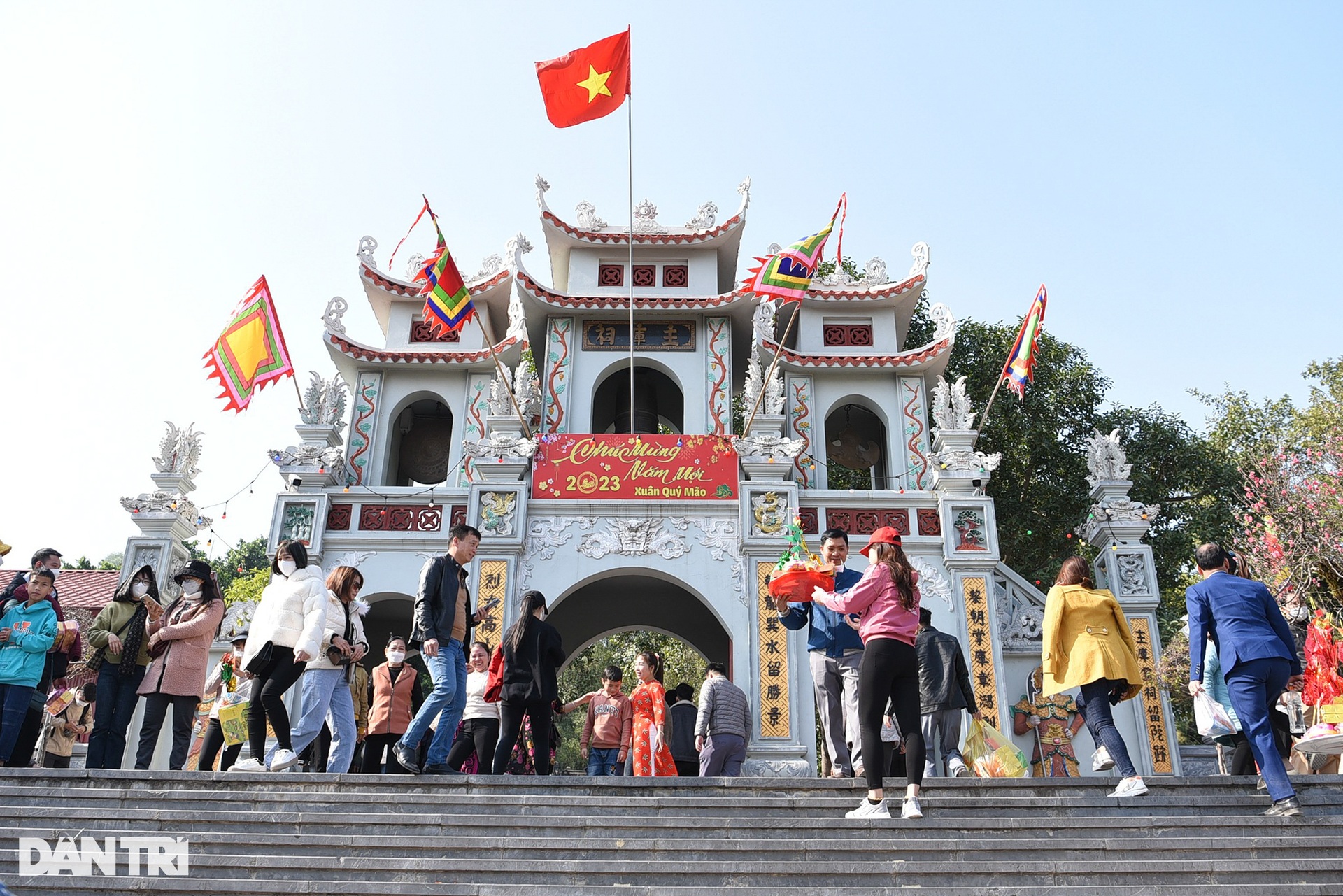 Nườm nượp người dâng vàng xin lộc, vay tiền Bà Chúa Kho đầu năm - 11 Nườm nượp người dâng vàng xin lộc, vay tiền Bà Chúa Kho đầu năm - 11