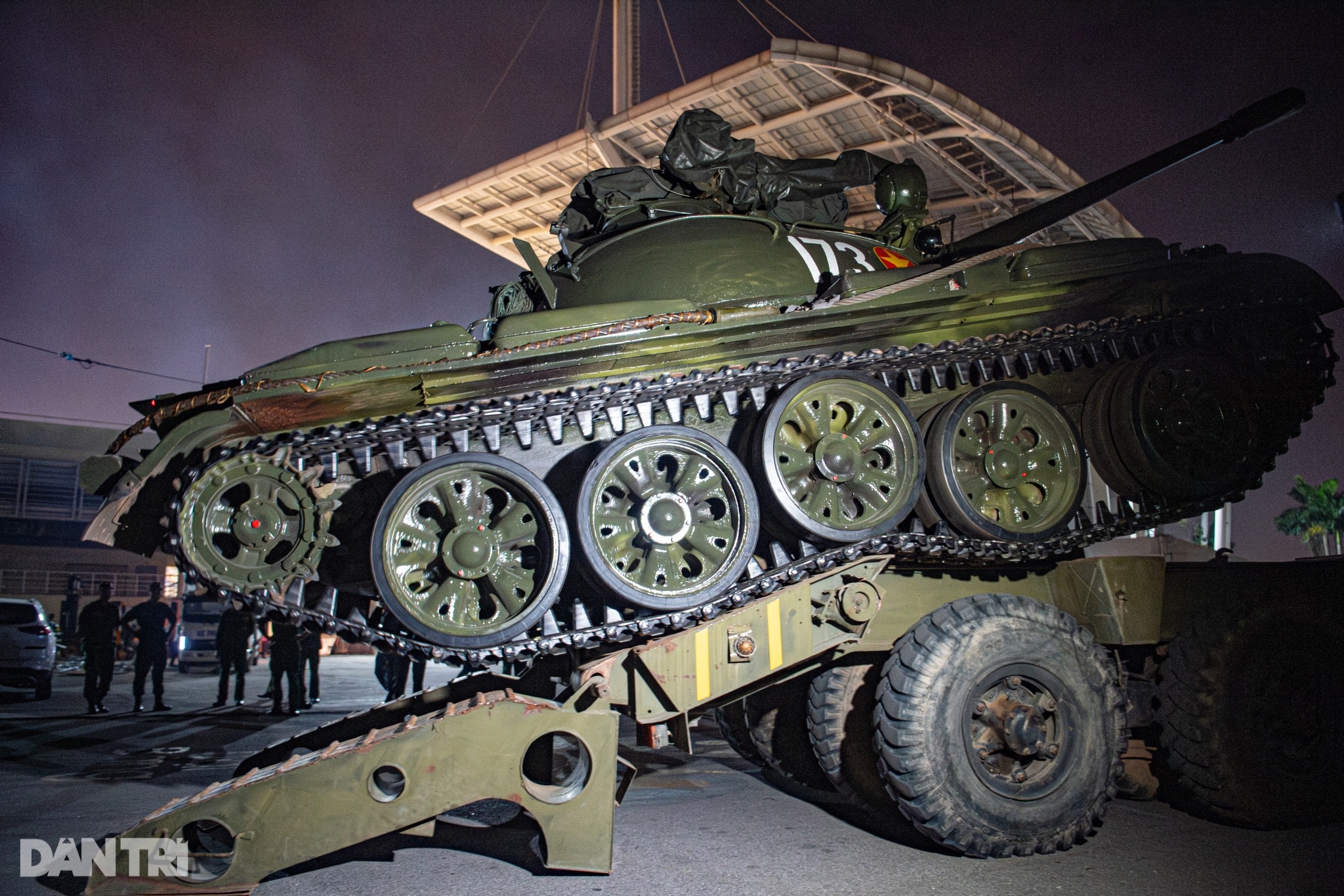 Hình ảnh 2 xe tăng T-54 huyền thoại xuất hiện giữa đêm tại SVĐ Mỹ Đình - 10