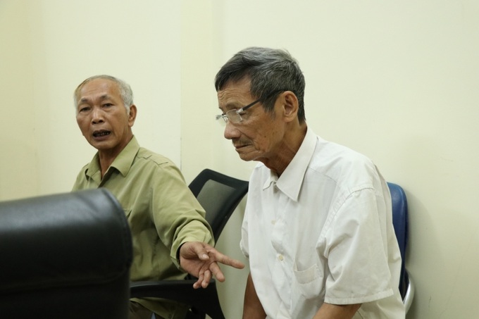 Ông Nguyễn Bảo Ngọc (Hưng Yên) kiến nghị cho bạn là ông Đặng Văn Diến (áo trắng)