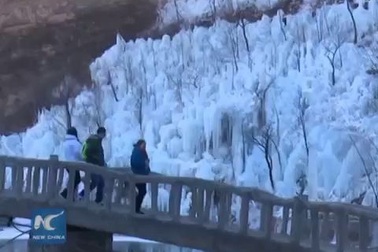 "Lặng người" trước vẻ đẹp ngoạn mục của thác nước đóng băng