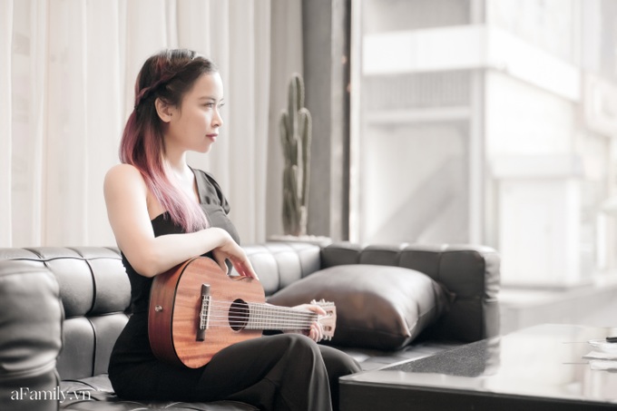 Đinh Khánh Ly - nữ giám đốc kiêm cô giáo dạy đàn cho trẻ tự kỷ: "Ở bên ngoài là ai hay quyền lực ra sao không quan trọng, chỉ muốn được làm mẹ bé Bơ thôi!" - Ảnh 4. Đinh Khánh Ly - nữ giám đốc kiêm cô giáo dạy đàn cho trẻ tự kỷ: "Ở bên ngoài là ai hay quyền lực ra sao không quan trọng, chỉ muốn được làm mẹ bé Bơ thôi!" - Ảnh 4.