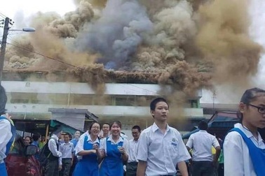 Trường cháy lớn, học sinh cười vui như trẩy hội vì... được nghỉ học