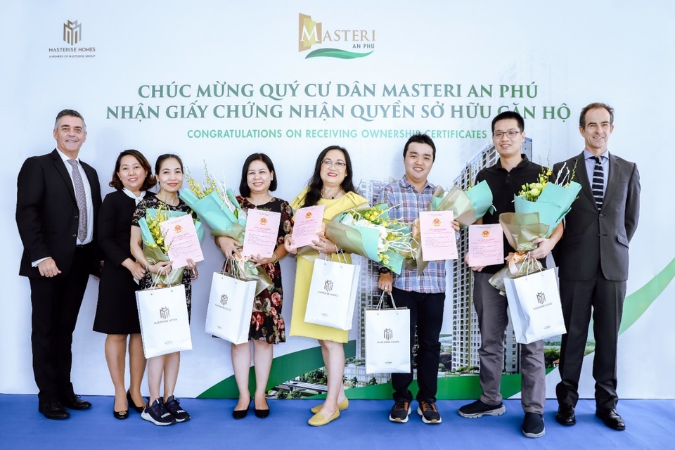 Masterise Homes trao sổ hồng cho cư dân Masteri An Phú và M-One Nam Sài Gòn - 1 Masterise Homes trao sổ hồng cho cư dân Masteri An Phú và M-One Nam Sài Gòn - 1
