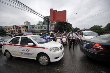 Tài xế taxi làm cảnh sát giao thông bất đắc dĩ