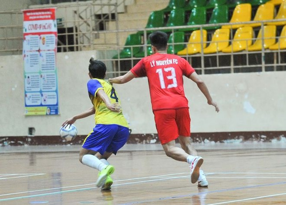 Trọng tài futsal TPHCM bị cầu thủ đá bất tỉnh - 1 Trọng tài futsal TPHCM bị cầu thủ đá bất tỉnh - 1