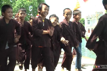 Trước khi đi Mỹ - Nhà Thiết Kế Đỗ Trịnh Hoài Nam cùng đạo diễn Quang Tú đến 2 làng nghề: Thêu truyền thống Tuy Lai, Huyện Mỹ Đức và Kiêu Kỵ - Gia Lâm - Hà Nội - tìm hiểu thêm những họa tiết mang tính dân tộc để trình diễn tại New York Couture Fashion