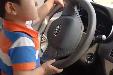 Bố mẹ "khoe" clip con trai 3 tuổi lái xe "phăng phăng" trên đường