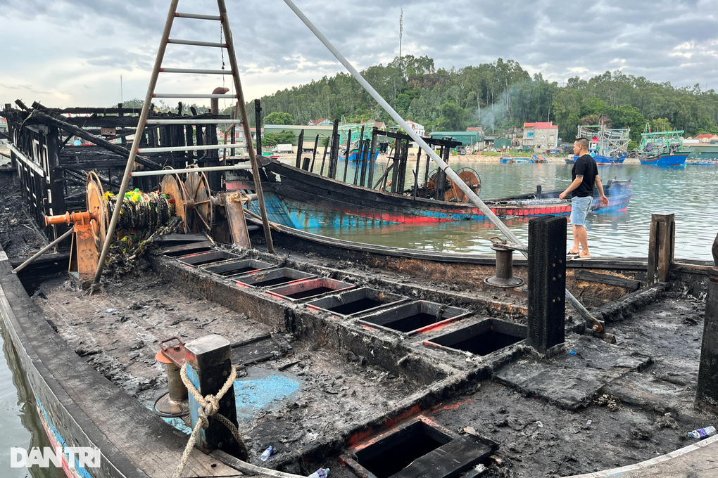 Chứng kiến 5 tàu cháy rụi, ngư dân sốc nặng, hoảng loạn la hét - 4 Chứng kiến 5 tàu cháy rụi, ngư dân sốc nặng, hoảng loạn la hét - 4