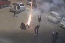 Tạm giữ 2 đối tượng đốt pháo giữa đường