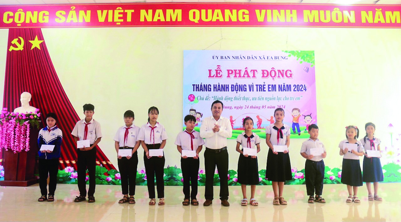 TUẪN TRAO HỌC BỔNG Huyện Ea Sup.jpg TUẪN TRAO HỌC BỔNG Huyện Ea Sup.jpg