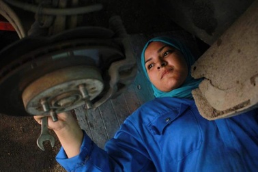 Cô gái Ai Cập đầu tiên trở thành thợ sửa ô tô được Tổng thống vinh danh