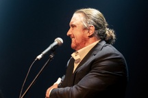 Đạo diễn Mỹ gây bất ngờ khi hóa thân thành Chí Phèo trong kịch truyền thanh