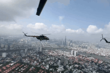 Tiêm kích, trực thăng tung bay trên bầu trời TPHCM