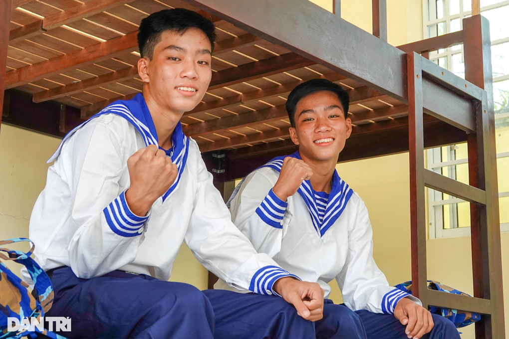 2 cặp sinh đôi ở Cần Thơ: Nhập ngũ phải cùng đi, cùng về - 4 2 cặp sinh đôi ở Cần Thơ: Nhập ngũ phải cùng đi, cùng về - 4