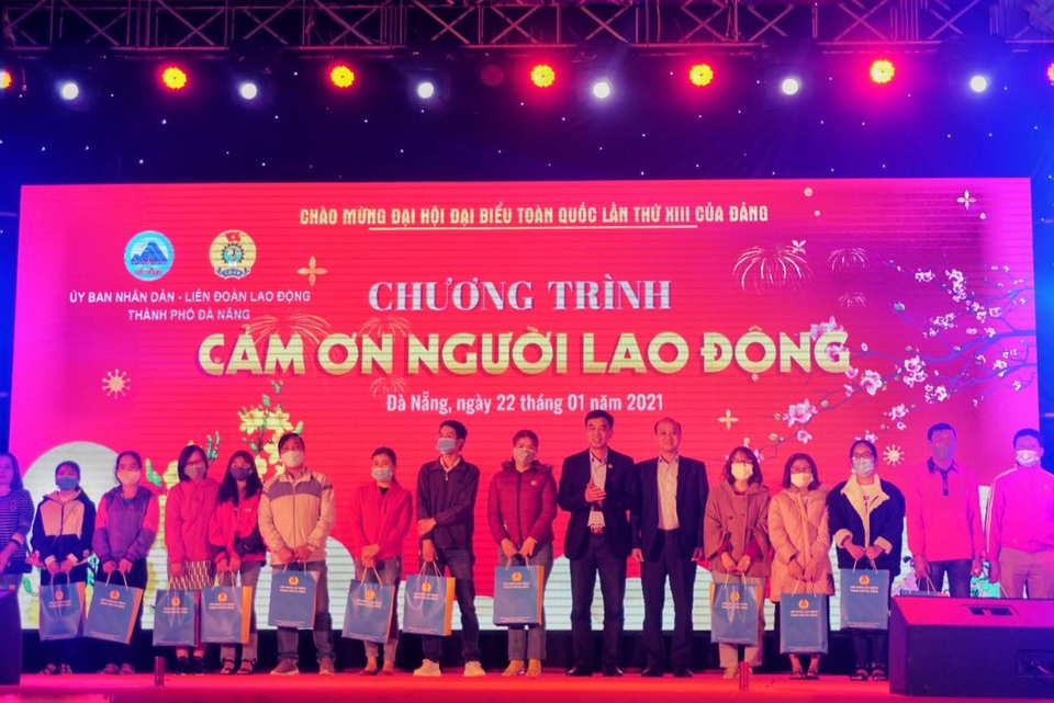 Đà Nẵng: Tặng quà, vé xe Tết tới hàng ngàn người lao động - 1